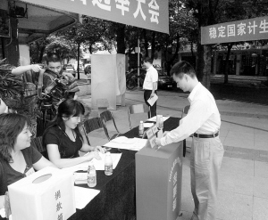 民主社区居委会动态，深化民主管理，推动社区蓬勃发展