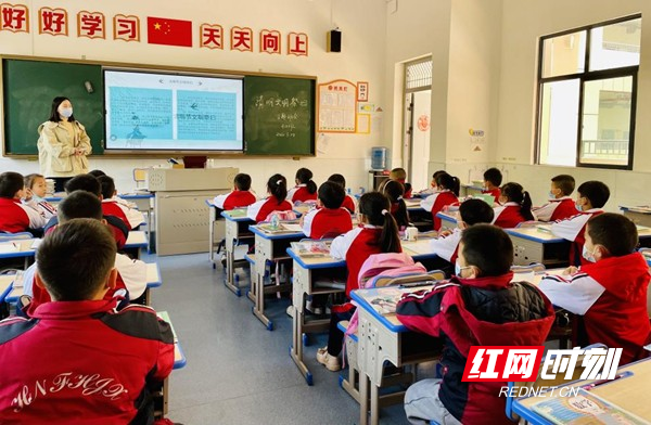 凤凰县小学领导团队引领学校迈向新纪元